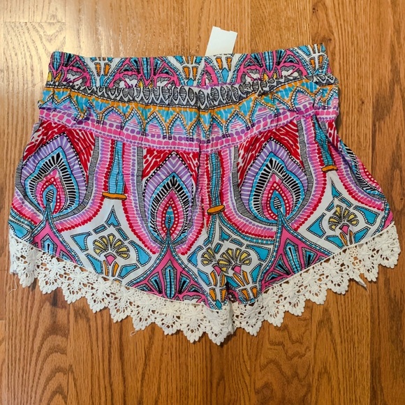 NWT TRIBAL PRINT AND CROCHET SHORTS SIZE SMALL - Picture 3 of 5